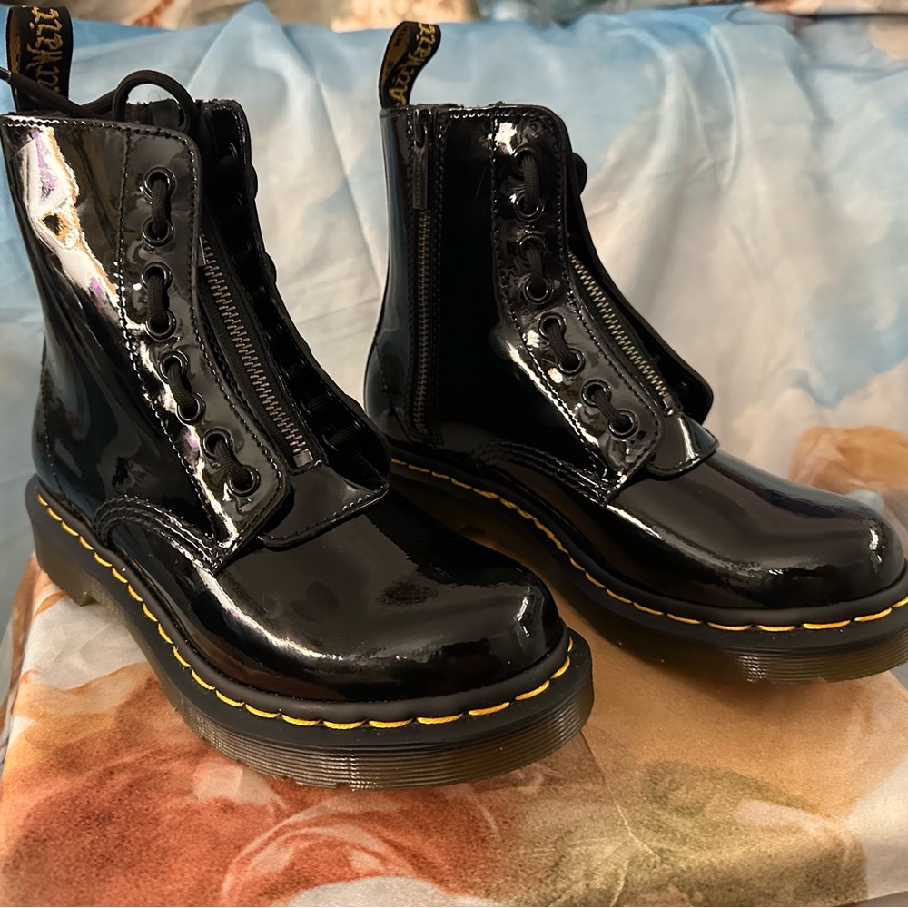 SOLD OUT 1460 Women’s Pascal Zip Front Patent Leather Boots Sz 6